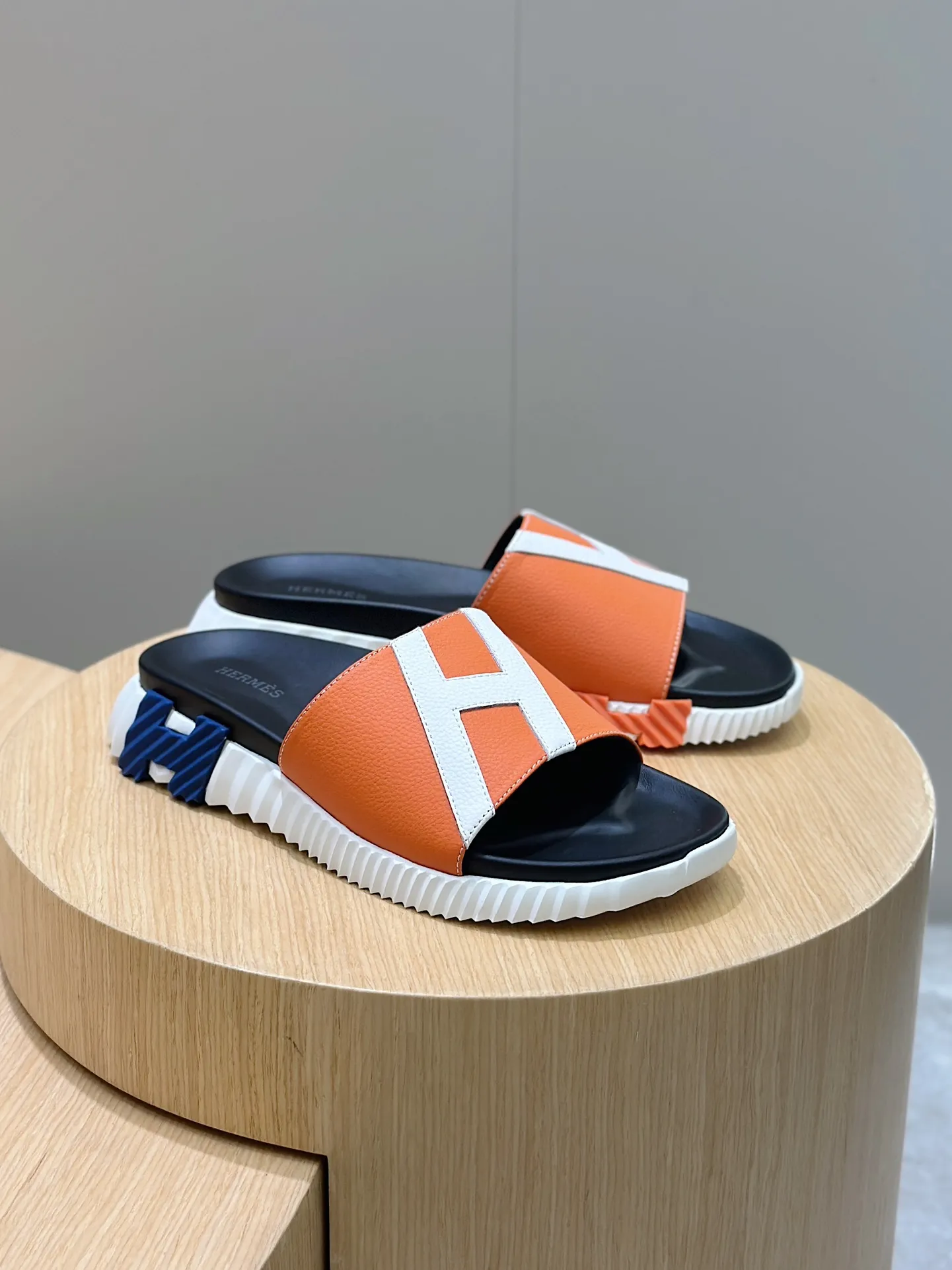 Factory price: 360💰Hermès [HERMÈS] Top Herme*H Home Hermès Men's Sandals and Slippers-Original Reproduction. Purchase the original version and make it one to one. The outsole is privately molded. The color of the outsole corresponding to each color is the same as the original version. Come to those who know the stuff 💪 The ultra-light soles are designed in contrasting colors, and they feel so comfortable on your feet! Calfskin, cowhide feet, private model outsole. Size: 39-44 (customized at 38.45)
